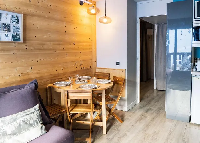 : 4 Pers Renove Avec Balcon, Local A Ski, Au Pied Des Pistes - Fr-1-637-70 *