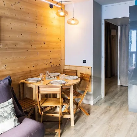 : 4 Pers Renove Avec Balcon, Local A Ski, Au Pied Des Pistes - Fr-1-637-70 *