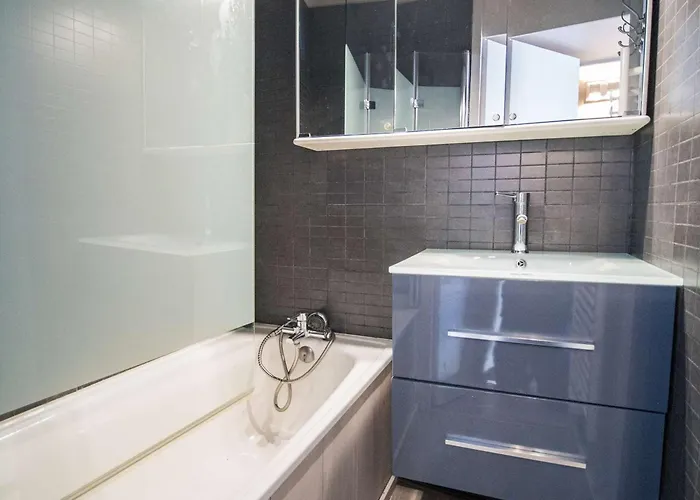 : 4 Pers Renove Avec Balcon, Local A Ski, Au Pied Des Pistes - Fr-1-637-70 * Val Thorens